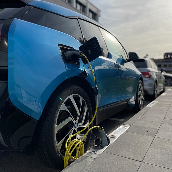 Rheinmetall launches first pilot project for innovative curb stone chargers