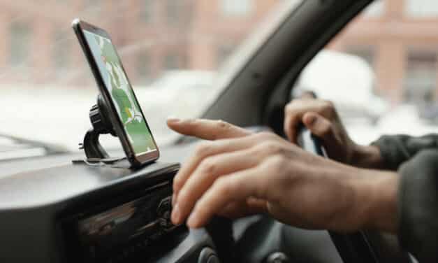 Drivers warned on touching phone traffic apps