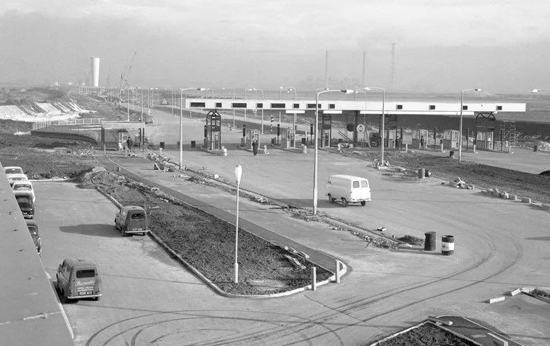 Vintage car procession celebrates the Dartford Crossing turning 60 years old